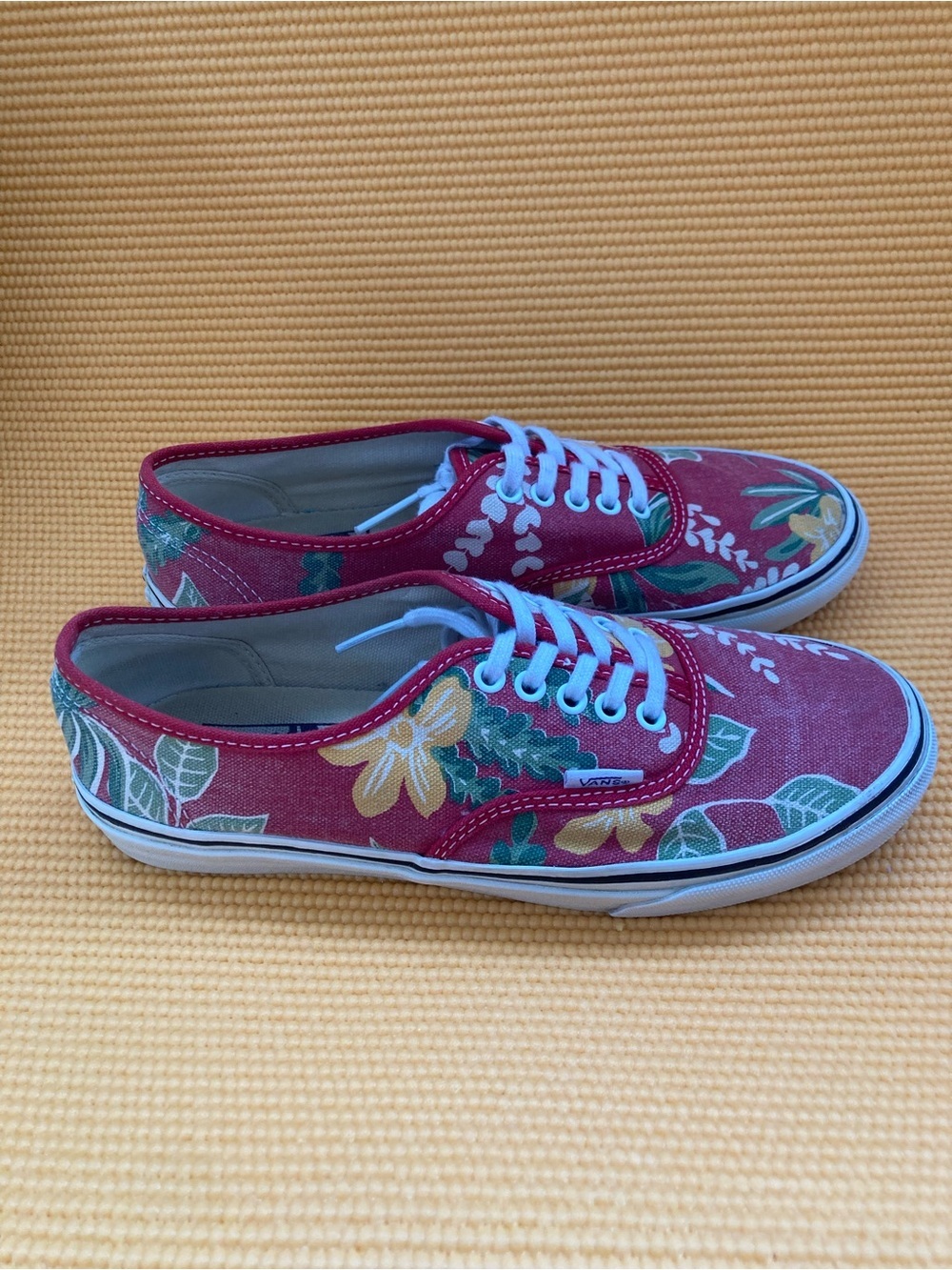 Vans Red Floral Canvas Lace-Up Sneakers Hawaiian Print Womens 7.5
